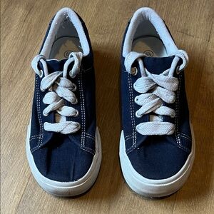 City Sneaks Navy Sneakers with White Laces
